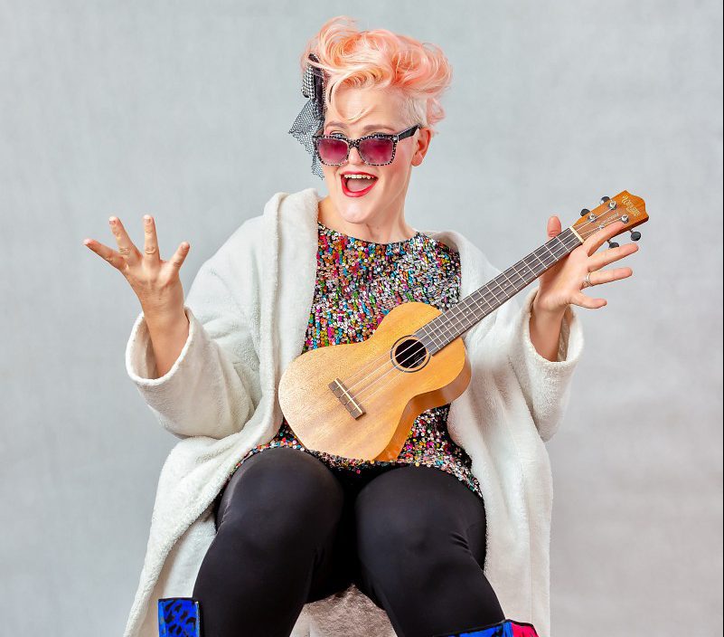 Comedian with ukulele