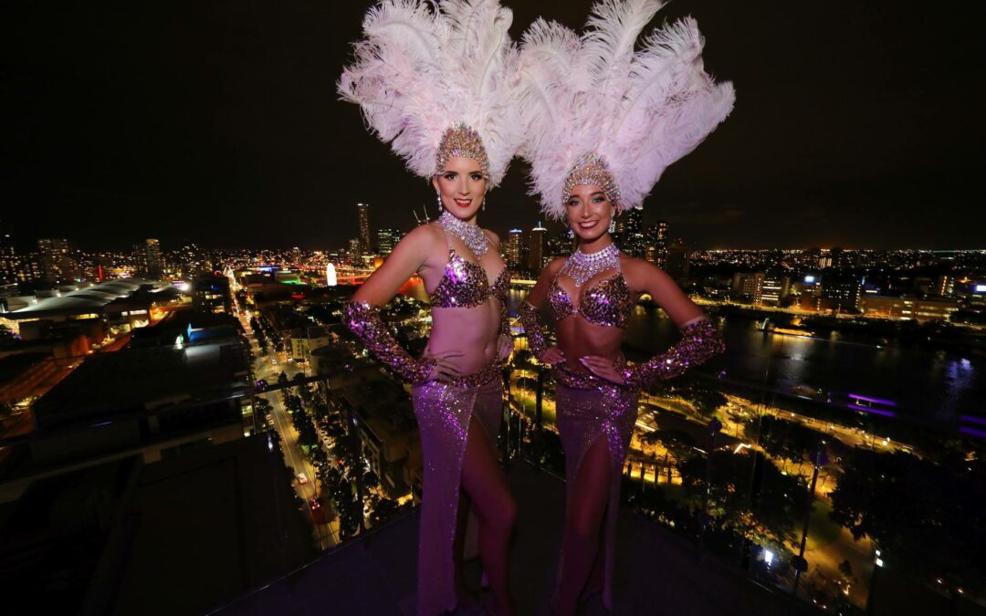 How Many Roving Entertainers Do You Need for Your Event Size?